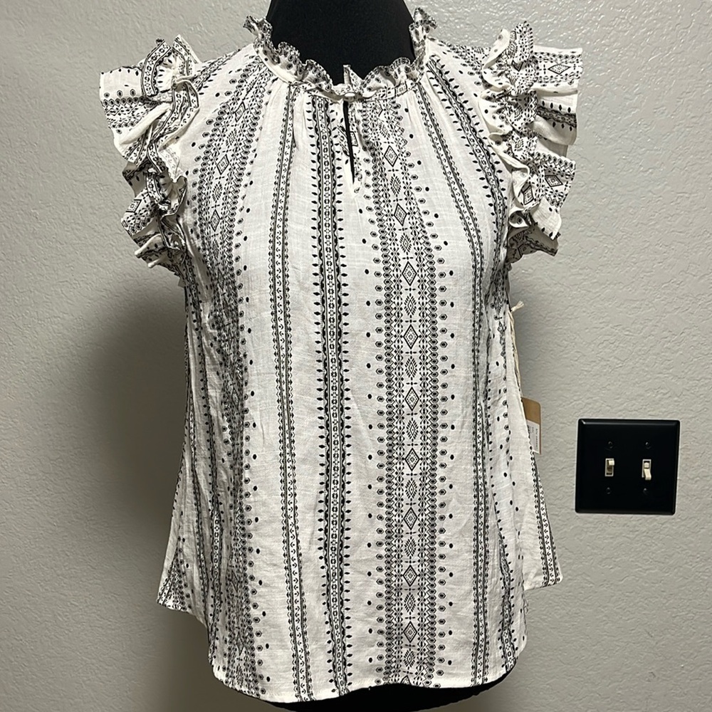 NWT E&M White & Black Blouse w/ Ruffle Stripe Design & Flutter Cap Sleeves SMALL